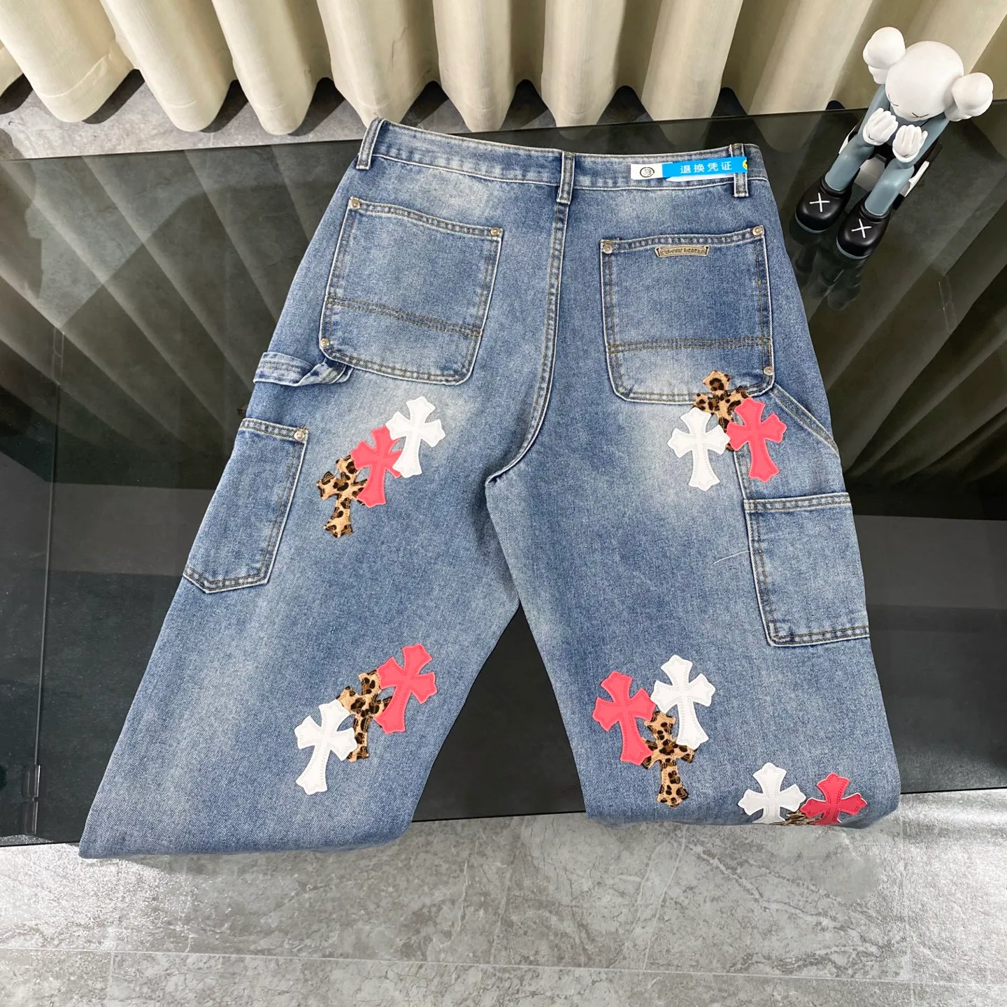 P270 CH Chromehearts Malaysia-limited leopard print cross patchwork leather workwear jeans and logging pants. The counter price is 34W level. The patchwork cross pattern is embellished and the jeans are washed! ! An absolutely high-end luxury product, a 1.9W-level god-level single product, a super popular product, made by top heavy industry, a magic weapon that cannot be missed! [About Zangyin] This is an extremely luxurious fashion brand that can also be called the aristocracy of the high street. It has always been an exclusive brand for some hipsters or rich second generations. Compared with ordinary high streets, it is more luxurious and noble. Compared with luxury brands, it is more fashionable and individual. It has always been a brand that I have a special liking for. [Top heavy industry fashion design] Consistently high-street luxury style. Speaking of this style, the Zangyin family and GU family are definitely the leading representative brands. Especially the Zangyin family has really achieved a state-of-the-art effect in creating high-street style. The unique washed material is used to create this style. The color system is already quite eye-catching. After it is decorated with patchwork cross flowers, it cleverly highlights the charm of the brand. Secondly, this style uses classic The high-waist cutting design highlights the long legs and fashionable temperament of the upper body. The brand is highly recognizable and the slim fit configuration is more suitable for daily wear. It is a product that interprets personality, fashion, and specifications at a glance. This single product is enough to make any fan excited. It can be a white T-shirt for a youthful college style, or a tight suspender for a royal style. It has strong matching ability and can be easily controlled by men.  [Materials and craftsmanship] Needless to say, this point goes without saying. As an excellent craftsman brand, Zangyin’s requirements for details and craftsmanship are really perfect. The washed color of this model has gone through so many processes, not to mention the embellishment of denim appliques. It is also purely hand-made and sewn. Just like what they believe in, only hand-made things have soul and have the meaning of wear. A top-notch heavy-duty fashionable denim item, I look forward to your perfect interpretation! !  Color: blue Size: 28-36